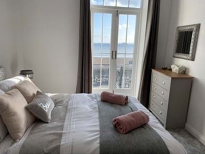 Home from Home Portsmouth - Master bedroom with seaview - Superking or twin