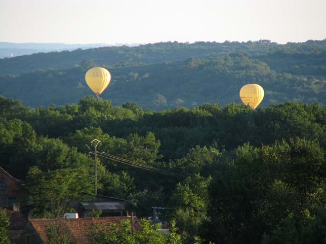 hot air balloons at gites de la Ferme de La Tour