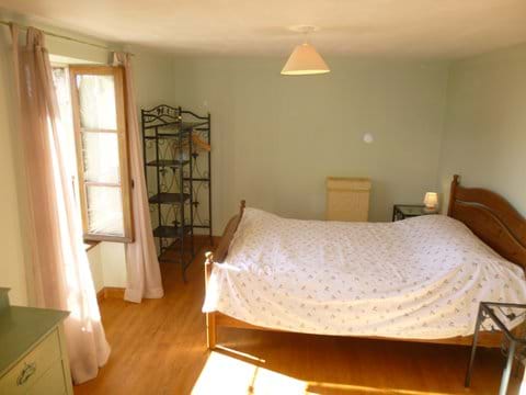 spacious accommodation for rent with large bedroom