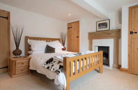Benbow Cottage king bedroom with en-suite