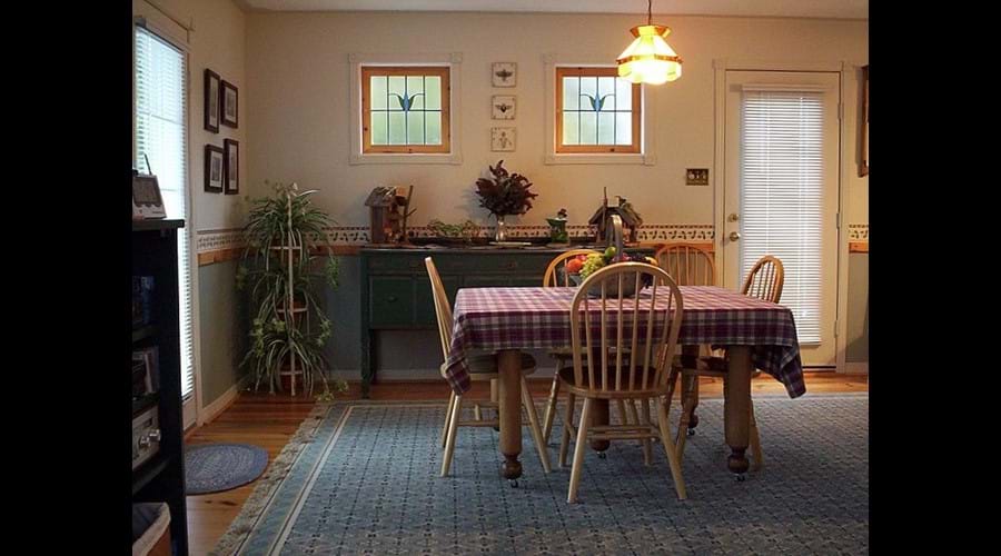 The dining room table easily expands to allow 8 people to dine comfortably.