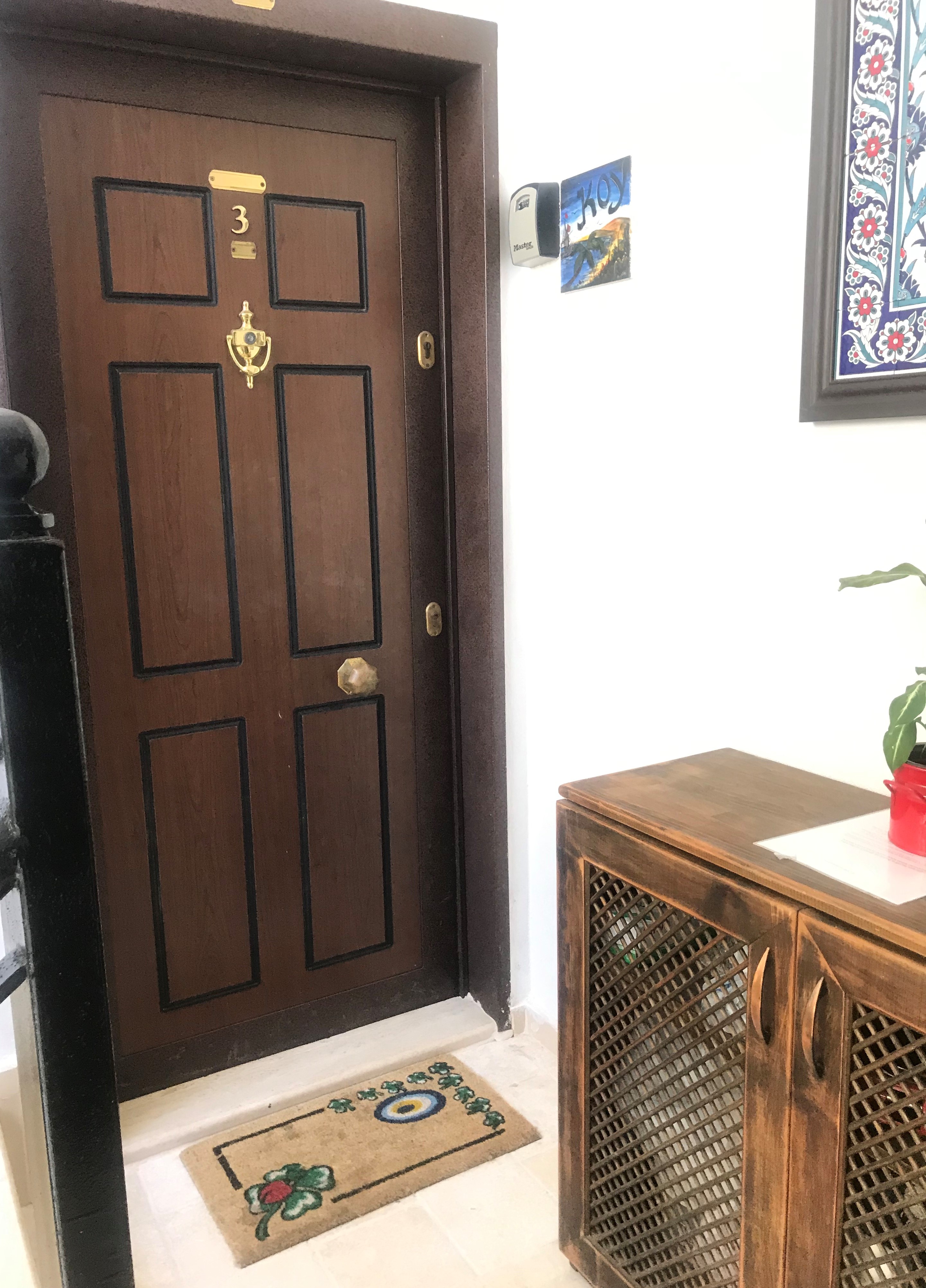 Door To Koy Apartment
