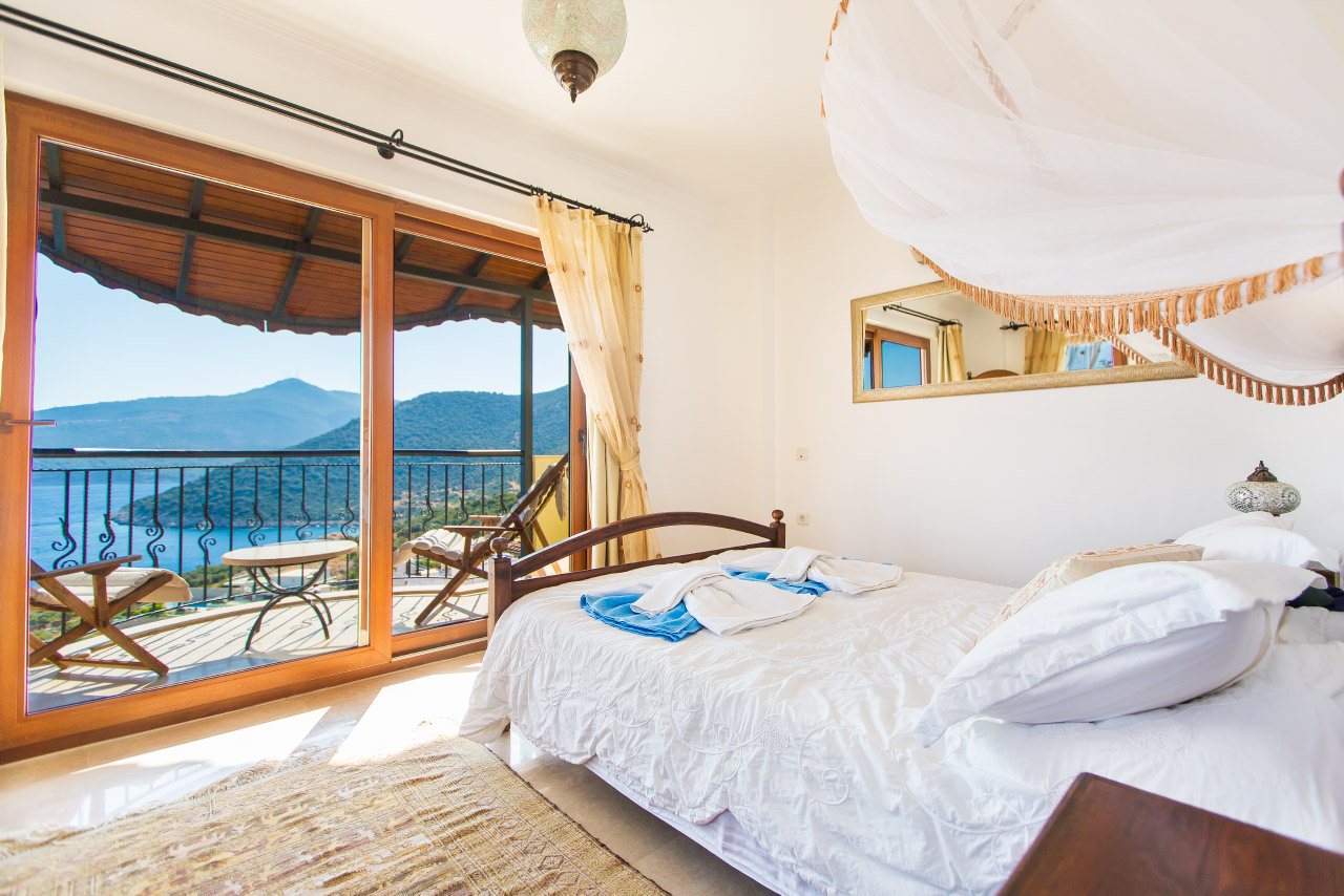 Master Bedroom with En-Suite, Private Balcony and Sea Views