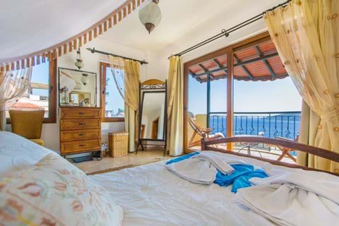 Villa Kismet Master Bedroom with Balcony, ensuite & Sea Views