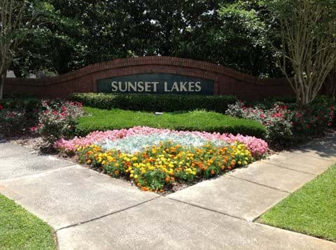 Welcome - Communal entrance to Sunset Lakes