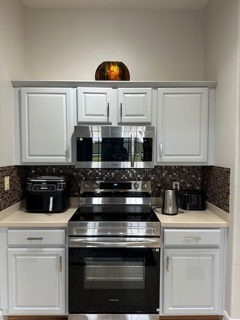 Fitted Kitchen with new kitchen appliances 