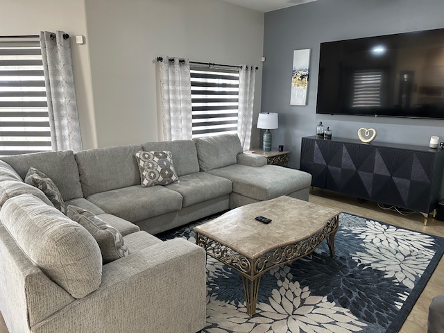 85 inch tv with USA and UK channels 