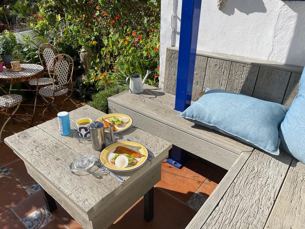 Alfresco dining in sunny garden