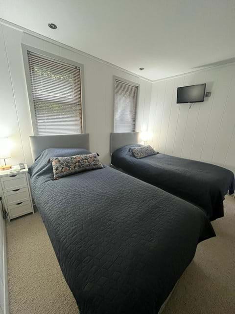 twin bedroom