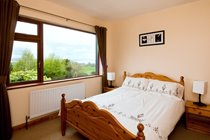 Double bedroom with view to lake