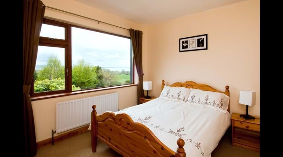 Double bedroom with view to lake