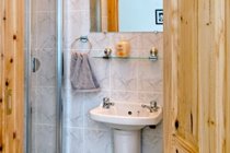 En-suite bathroom 2