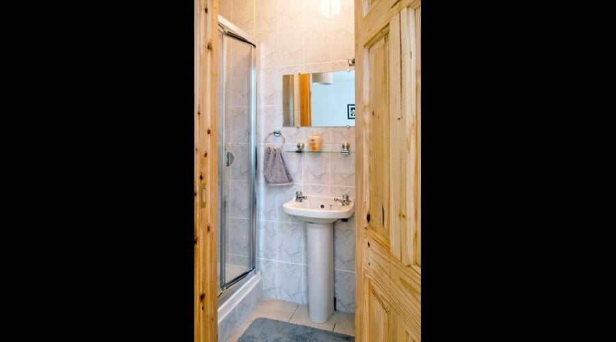 En-suite bathroom 2