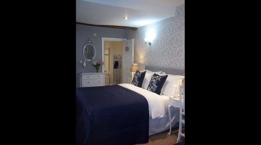 COSY KING SIZE BED IN A LARGE BEDROOM WITH VIEWS OF THE IRON BRIDGE