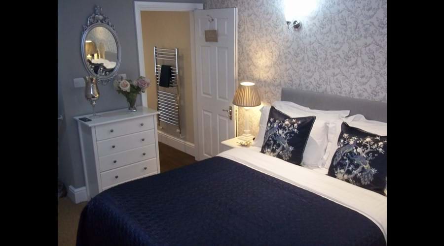 LARGE BEDROOM - SUMPTUOUS KING SIZE BED - POCKET SPRUNG MATTRESS ENSUITE BATHROOM