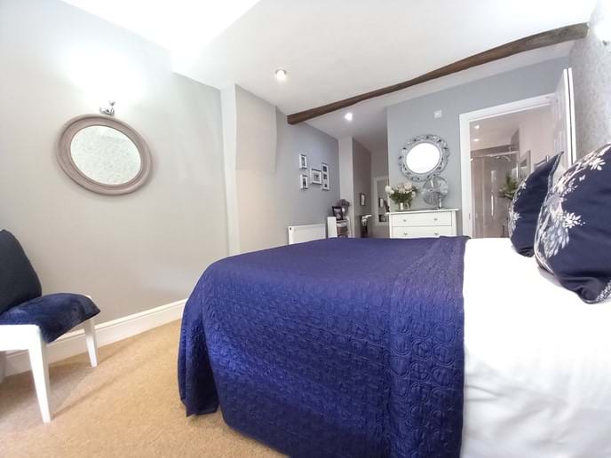 BEAUTIFULLY DECORATED BEDROOM WITH LUXURY BEDS & BEDDING AT IRONBRIDGE VIEW TOWNHOUSE