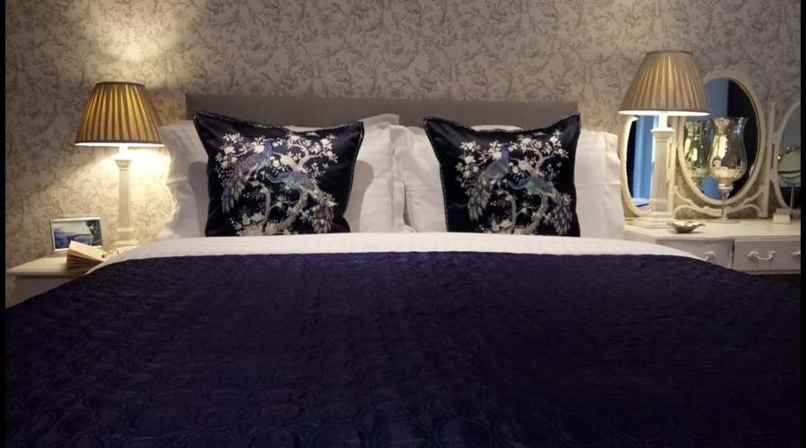 SUMPTUOUS KING SIZE BED - POCKET SPRUNG MATTRESS