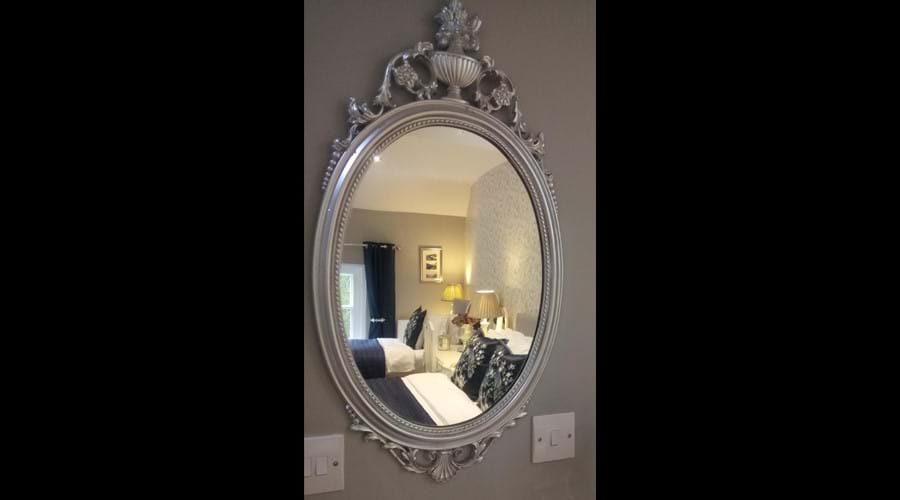 BEAUTIFUL COSY BEDROOM - SUMPTUOUS KING SIZE BED - POCKET SPRUNG MATTRESS