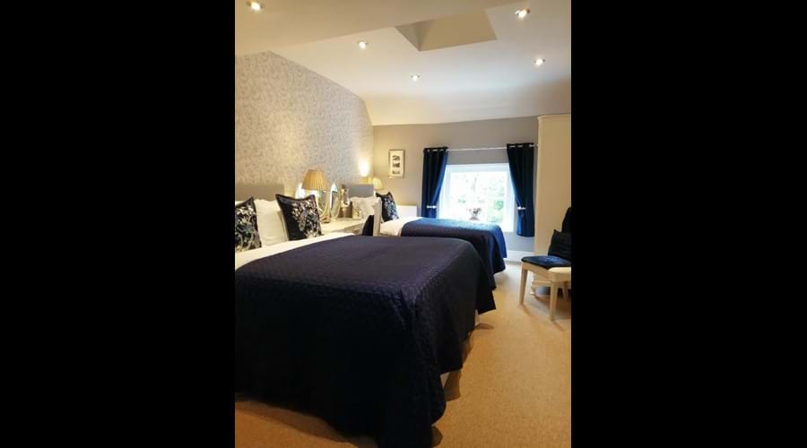 SUMPTUOUS KING SIZE BED & SINGLE BED - POCKET SPRUNG MATTRESS