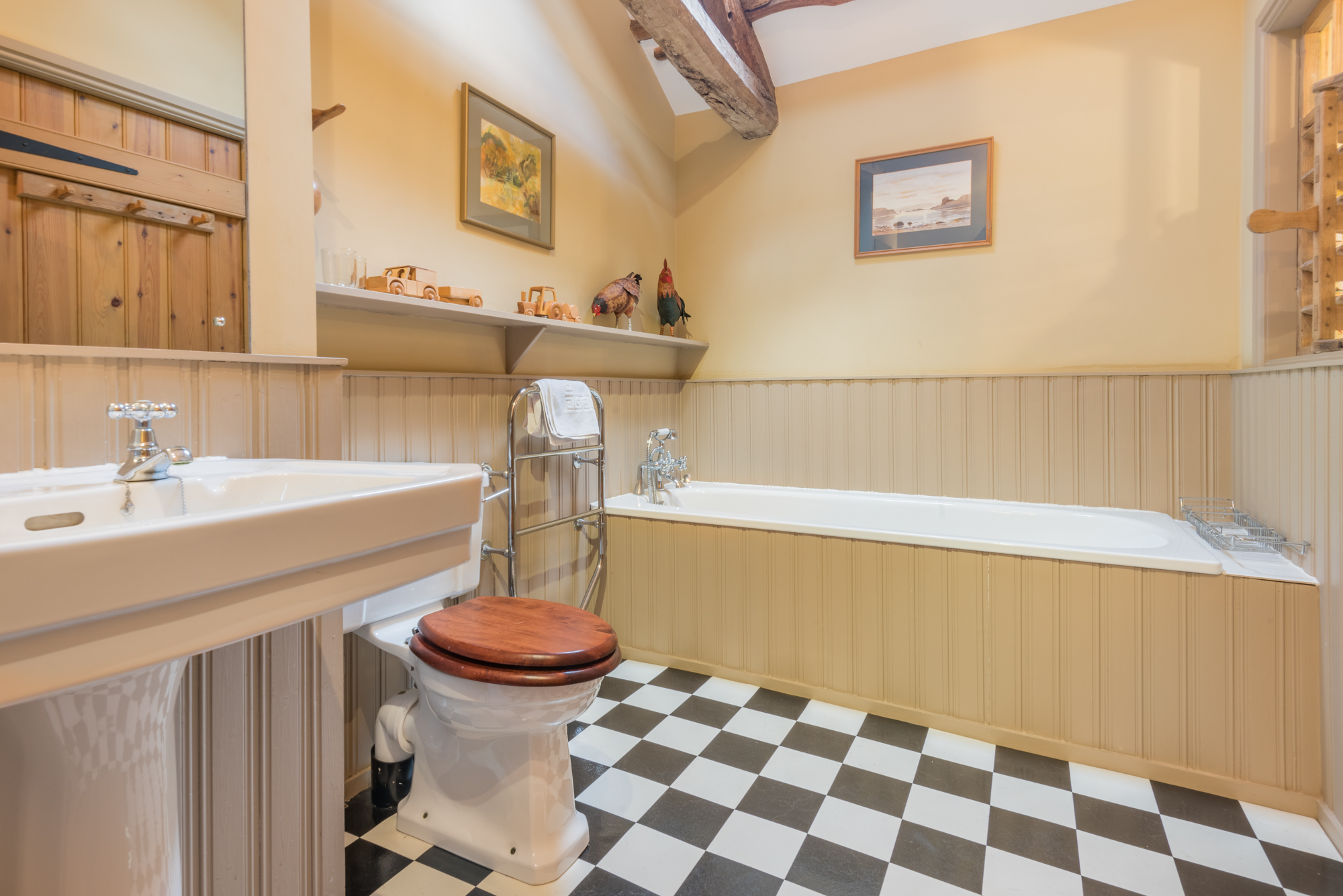 the en suite bathroom for the twin bedroom