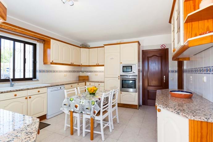 Well equipped kitchen high spec appliances