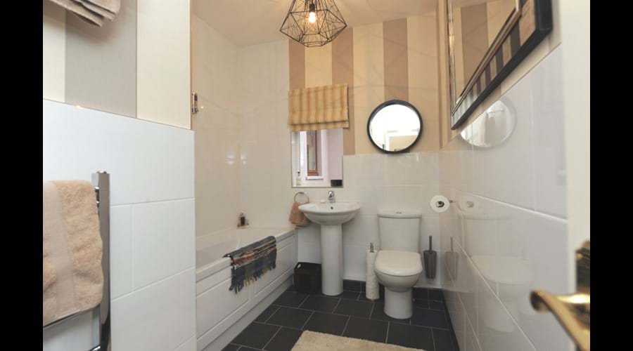 Master Balcony En-suite Bathroom