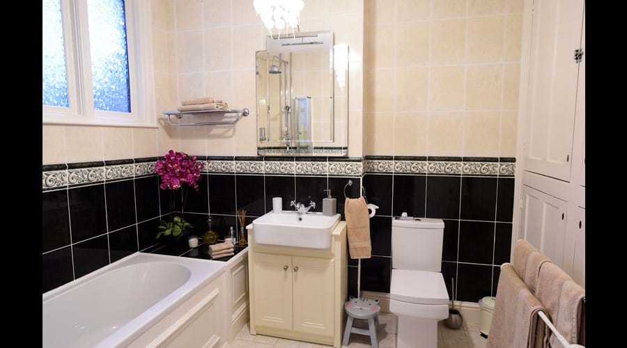 Triple Aspect En-suite Bathroom