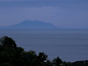 De Baluran op de oost punt van Java (mettelelens vanuit de tuin genomen)