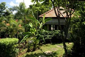 Tuinhuisje (studio) gezien vanuit de Bale Bengong, links is het huis nog zichtbaar