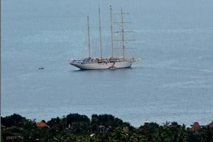 Sail cruise tall ship voor anker in Lovina, gezien vanuit het huis (tele opname)