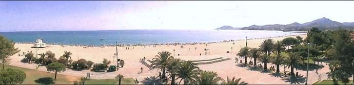 Panoramisch uitzicht van Argeles strand in augustus