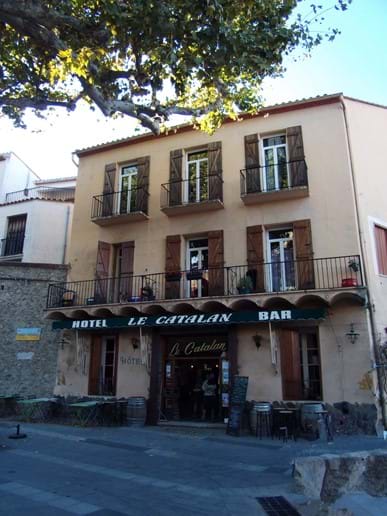 Hotel Le Catalan in Laroque des Alberes - een café-bar-restaurant in Laroque des Alberes, populair bij onze gasten. Aan een rustig plein op loopafstand van de villa.
