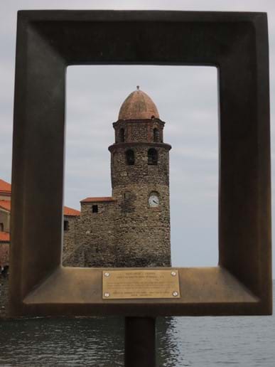 Der Glockenturm am Hafen in Collioure - im Sucher umrahmt - bereit, fotografiert zu werden