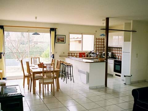 Eethoek, ontbijttafel en goed uitgeruste keuken