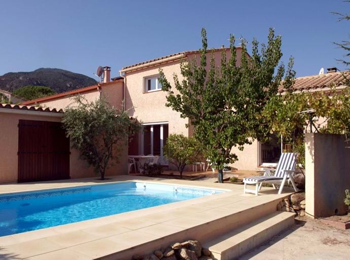 La villa à Laroque des Albères, avec piscine privée, terrasses et jardin clos privé
