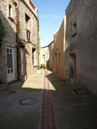 Een van de vele smalle straatjes in het oude dorp Laroque