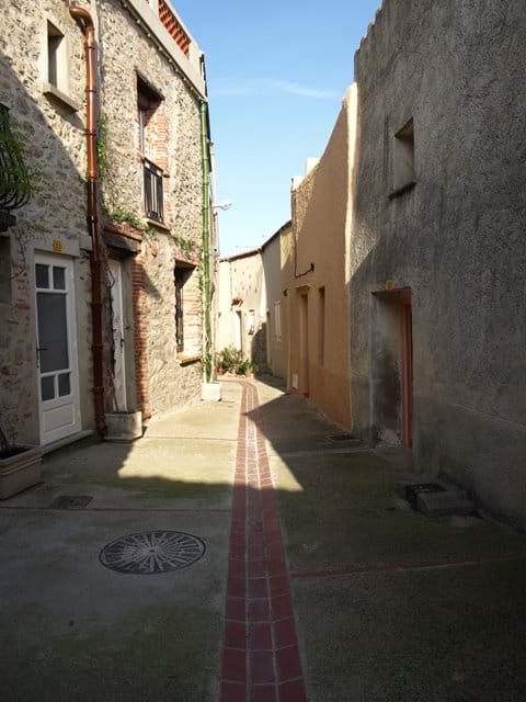 Eine schmale Straße in der alten Dorf Laroque des Alberes