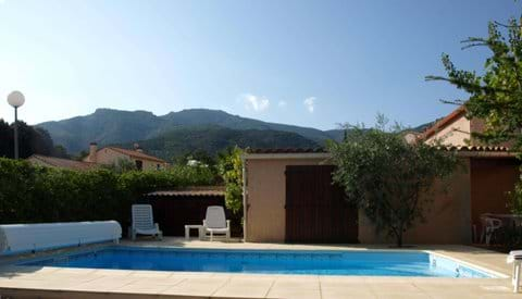 Piscine et une autre vue sur les Albères du jardin