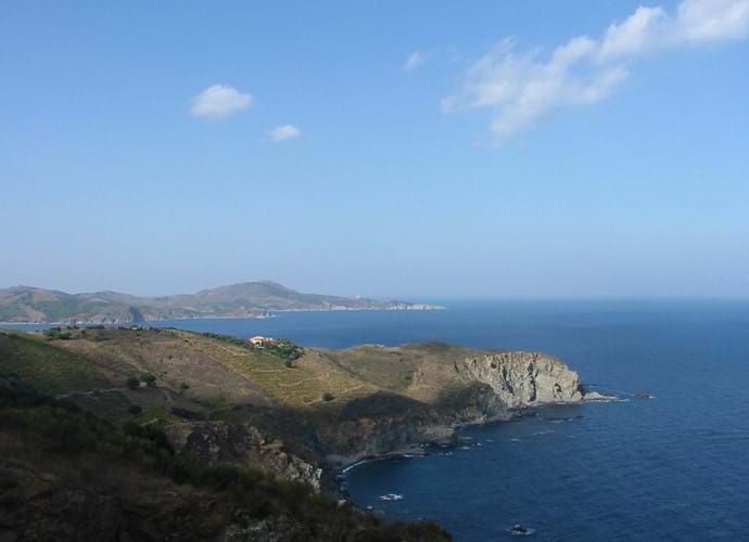 La spectaculaire côte rocheuse au sud de Port Vendres, où les Pyrénées rencontrent la mer