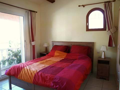 Eerste verdieping slaapkamer met tweepersoonsbed en balkon