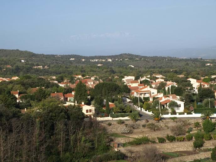 Blick vom Turm der Teil der modernen Dorf (einschließlich unserem Haus)