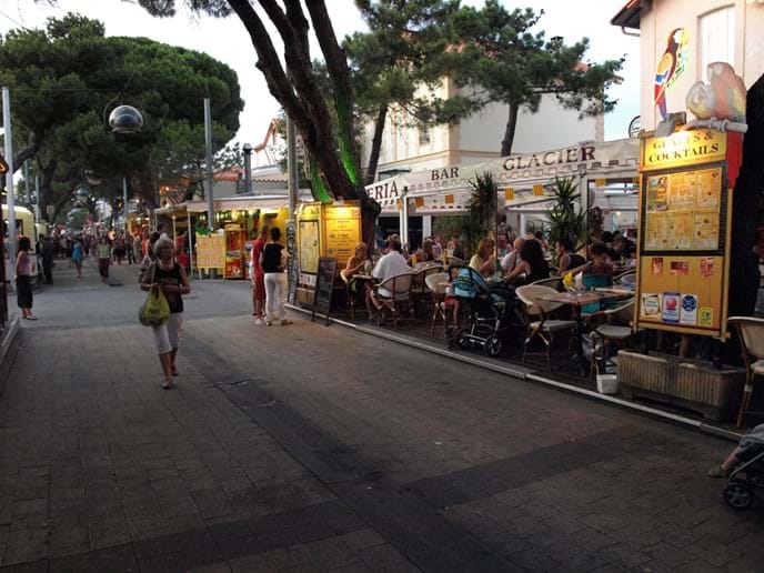 Schöne Sommerabend Speise und Einkaufsmöglichkeiten in der Nähe des Strandes in Argelès