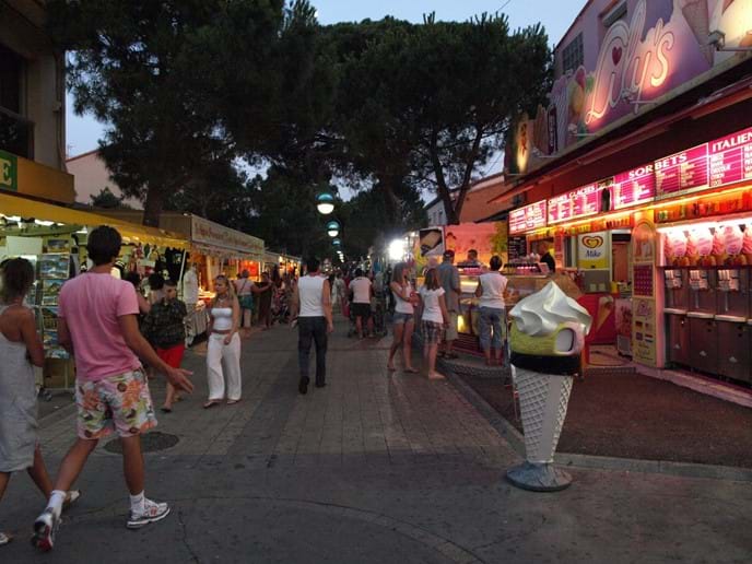 Lively summer evening dining & shopping near the beach in Argeles