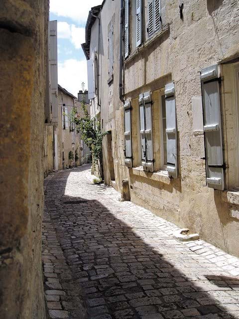 Vieille ville de Cognac - Crédits Charente Tourism (35 mins)