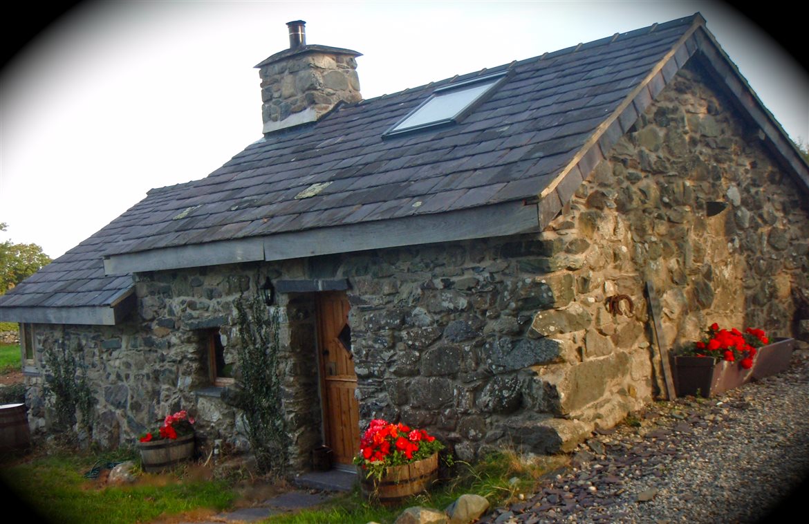 Traditional Welsh Holiday Cottage within easy