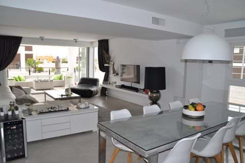 Overview spacious livingroom 