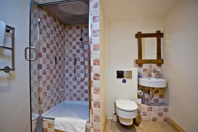 Den En-suite with steam shower