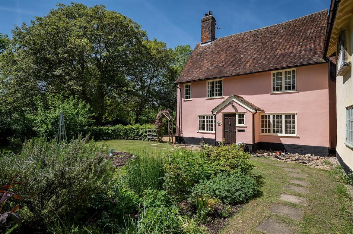 Peaceful Family Friendly Self Catering Cottage In The Suffolk