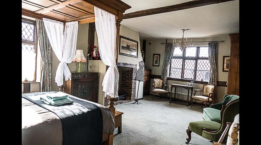 Bedroom with four poster bed