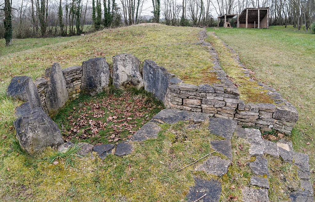 Long tumulus à Colombiers-sur-Seulles, Normandie